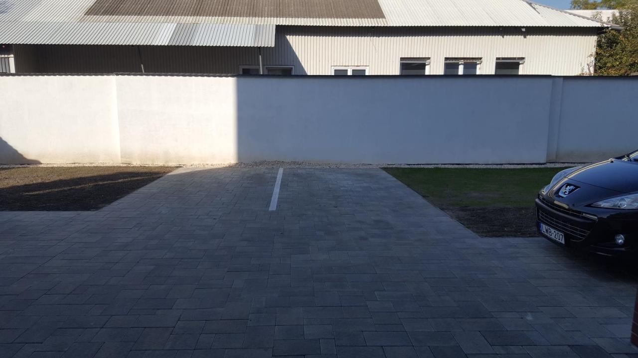 Moonshine Szeged Apartamento Exterior foto